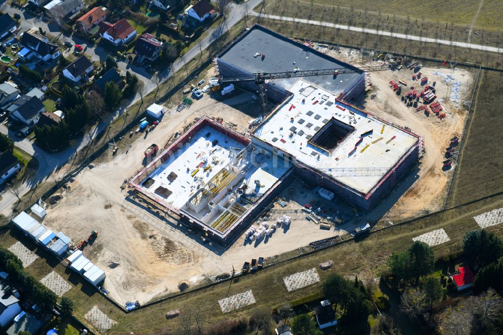 Luftaufnahme Fredersdorf-Vogelsdorf - Baustelle zum Neubau des Schulgebäudes an der Landstraße - Lenbachstraße in Fredersdorf-Vogelsdorf im Bundesland Brandenburg, Deutschland