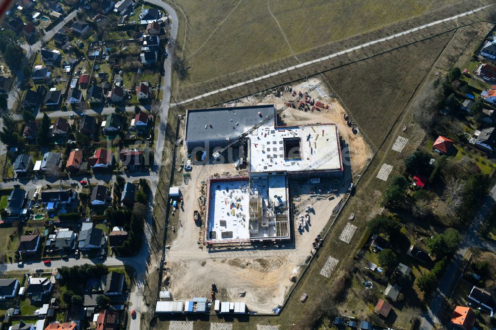 Fredersdorf-Vogelsdorf von oben - Baustelle zum Neubau des Schulgebäudes an der Landstraße - Lenbachstraße in Fredersdorf-Vogelsdorf im Bundesland Brandenburg, Deutschland