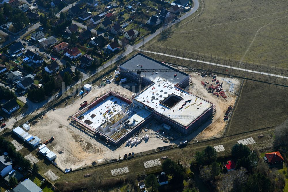 Luftaufnahme Fredersdorf-Vogelsdorf - Baustelle zum Neubau des Schulgebäudes an der Landstraße - Lenbachstraße in Fredersdorf-Vogelsdorf im Bundesland Brandenburg, Deutschland