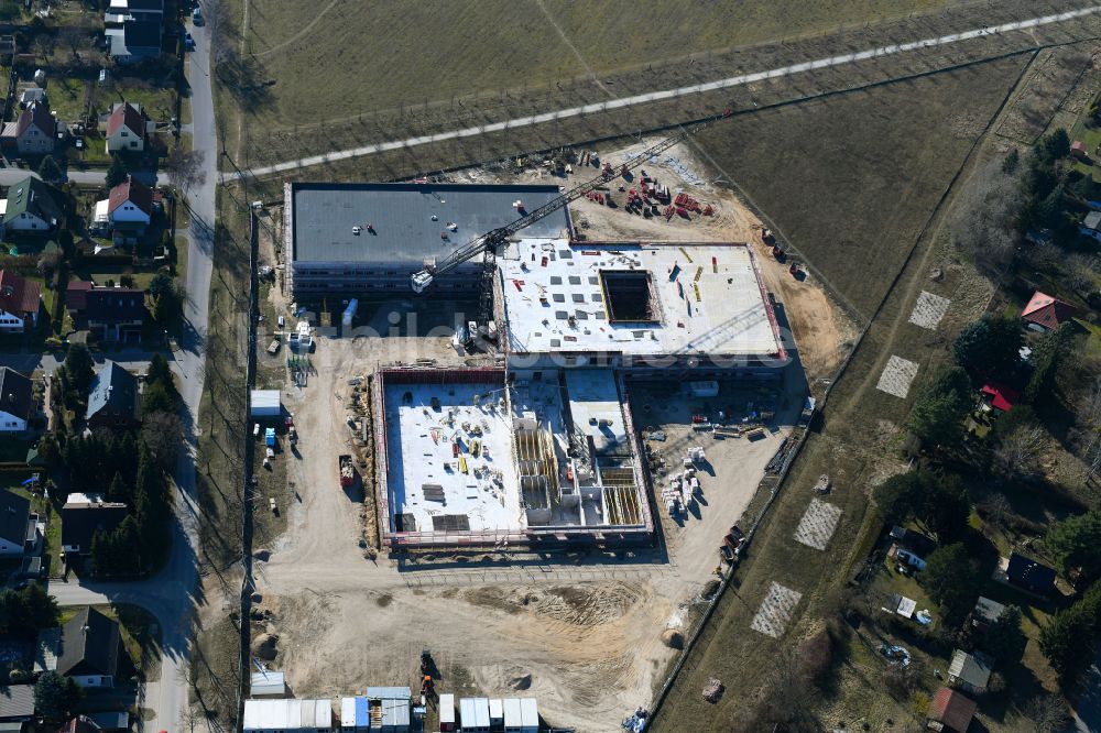 Fredersdorf-Vogelsdorf aus der Vogelperspektive: Baustelle zum Neubau des Schulgebäudes an der Landstraße - Lenbachstraße in Fredersdorf-Vogelsdorf im Bundesland Brandenburg, Deutschland