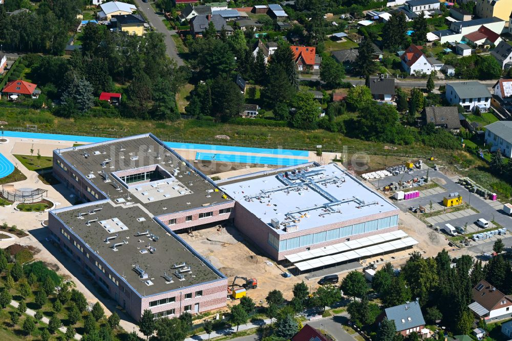 Fredersdorf-Vogelsdorf von oben - Baustelle zum Neubau des Schulgebäudes an der Landstraße - Lenbachstraße in Fredersdorf-Vogelsdorf im Bundesland Brandenburg, Deutschland