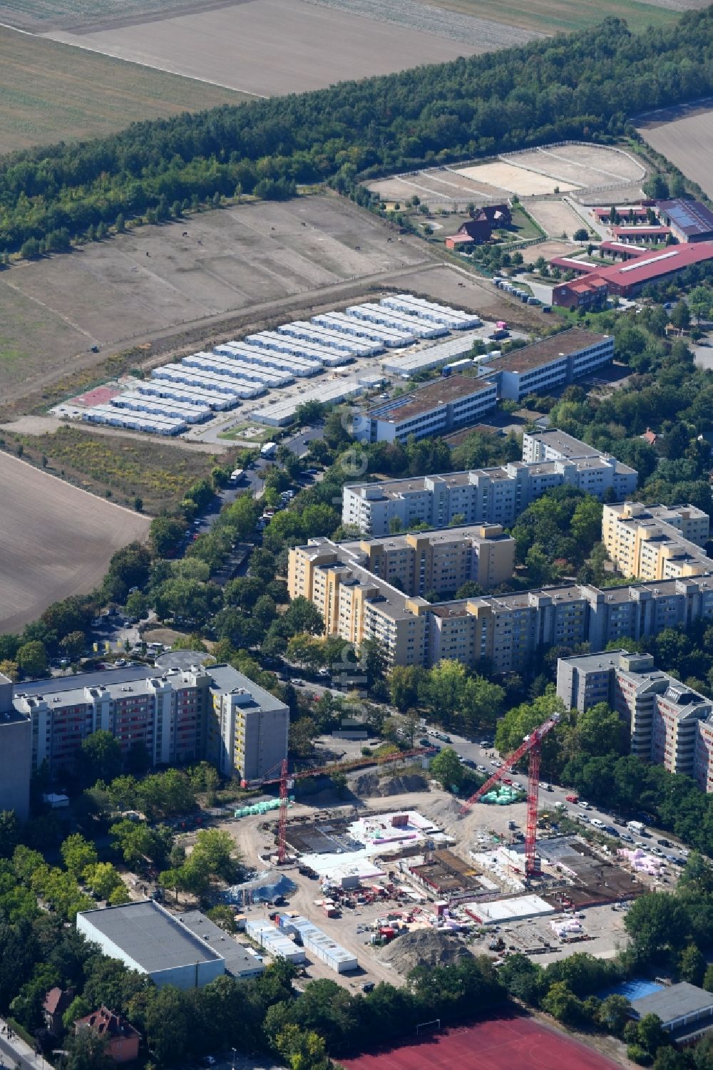 Luftaufnahme Berlin - Baustelle zum Neubau des Schulgebäudes Leonardo-da-Vinci-Gymnasium an der Christoph-Ruden-Straße im Ortsteil Buckow in Berlin, Deutschland