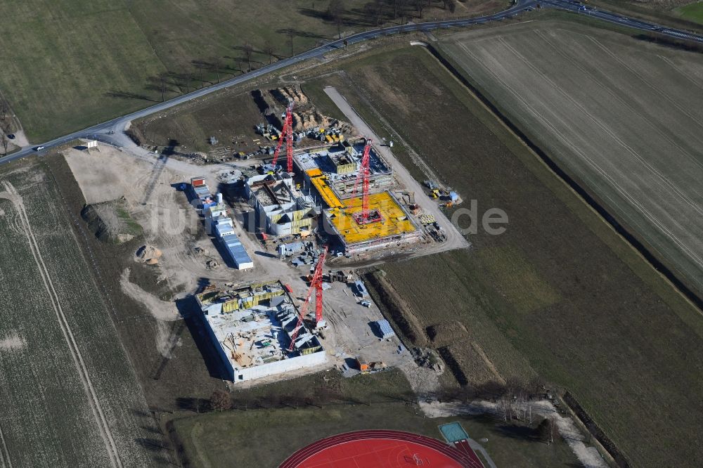 Altlandsberg aus der Vogelperspektive: Baustelle zum Neubau des Schulgebäudes Neuer Schulcampus in Altlandsberg im Bundesland Brandenburg, Deutschland