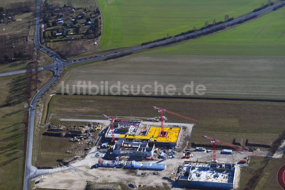 Luftaufnahme Altlandsberg - Baustelle zum Neubau des Schulgebäudes Neuer Schulcampus in Altlandsberg im Bundesland Brandenburg, Deutschland