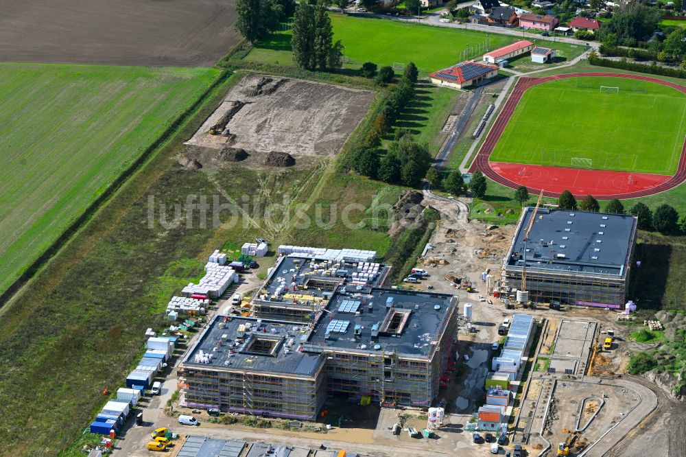 Luftaufnahme Altlandsberg - Baustelle zum Neubau des Schulgebäudes Neuer Schulcampus in Altlandsberg im Bundesland Brandenburg, Deutschland