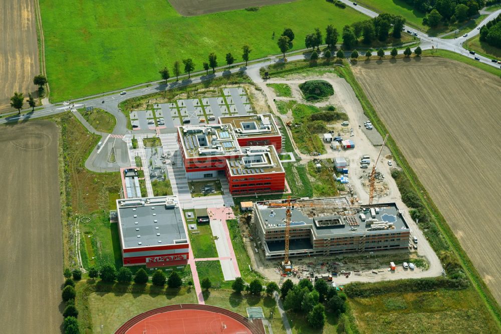 Luftaufnahme Altlandsberg - Baustelle zum Neubau des Schulgebäudes Neuer Schulcampus in Altlandsberg im Bundesland Brandenburg, Deutschland