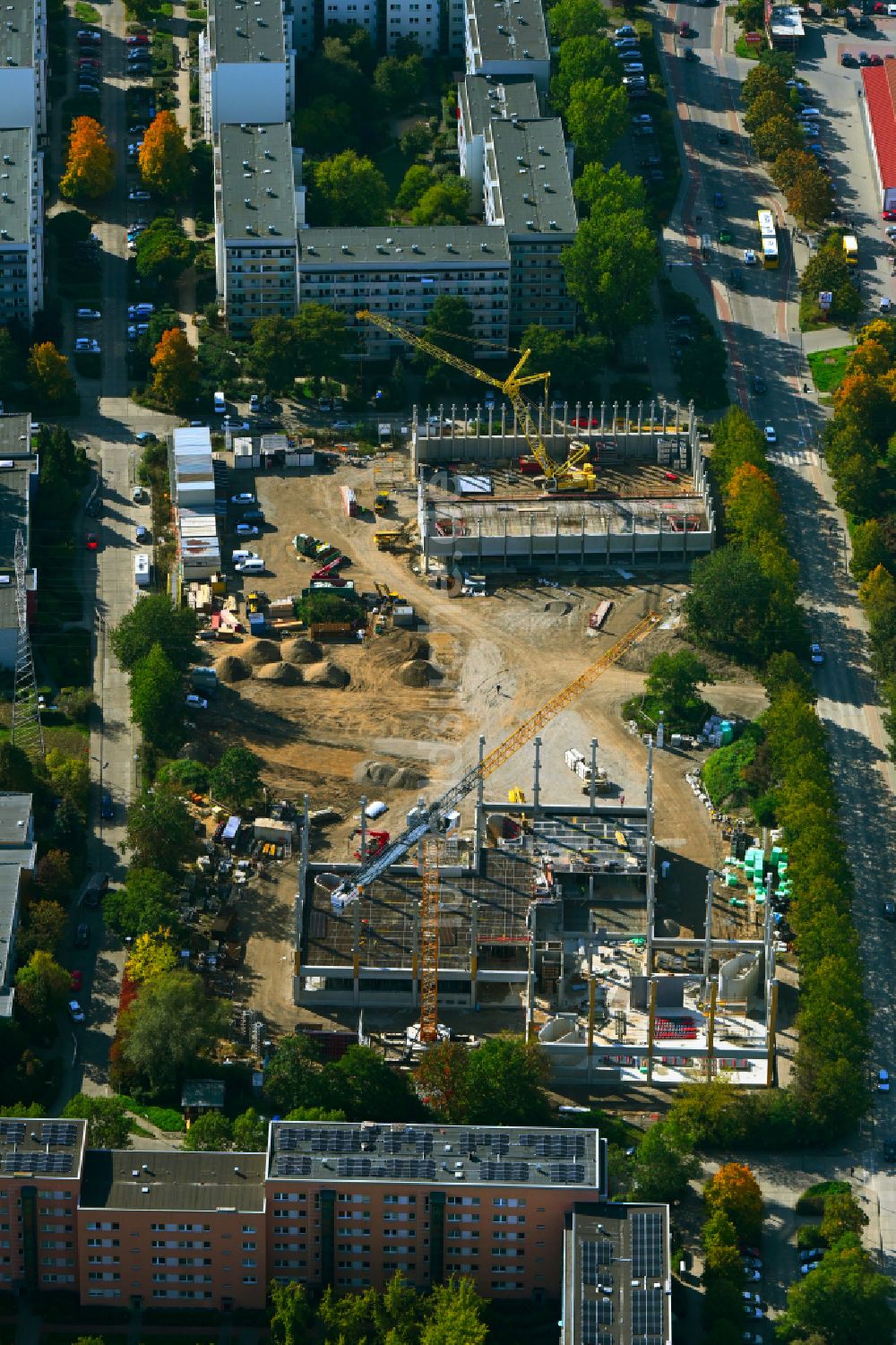 Luftaufnahme Berlin - Baustelle zum Neubau des Schulgebäudes im Ortsteil Hellersdorf in Berlin, Deutschland