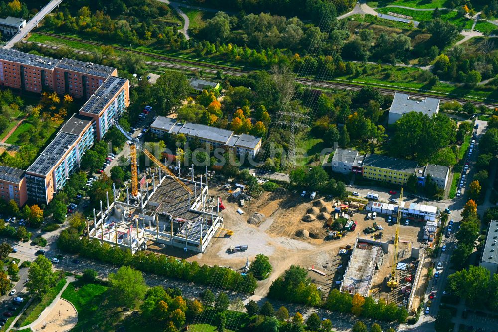 Berlin aus der Vogelperspektive: Baustelle zum Neubau des Schulgebäudes im Ortsteil Hellersdorf in Berlin, Deutschland