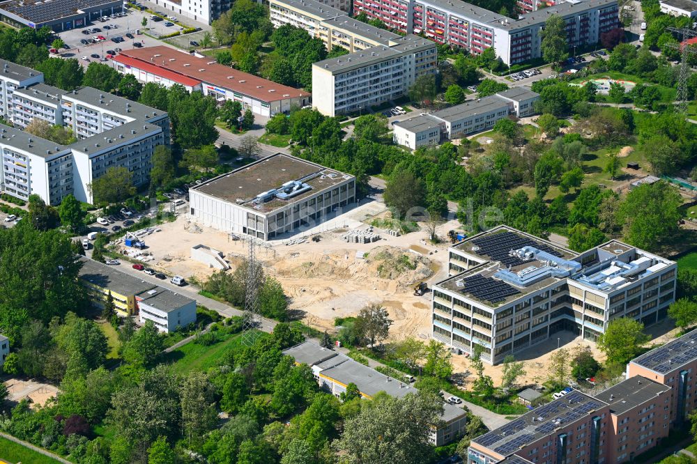 Luftbild Berlin - Baustelle zum Neubau des Schulgebäudes im Ortsteil Hellersdorf in Berlin, Deutschland