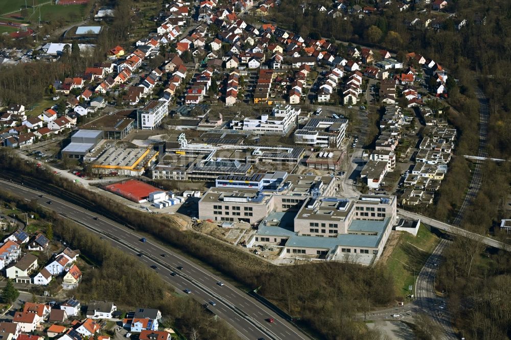 Luftaufnahme Freiberg am Neckar - Baustelle zum Neubau des Schulgebäudes der Oscar-Paret-Schule in Freiberg am Neckar im Bundesland Baden-Württemberg, Deutschland