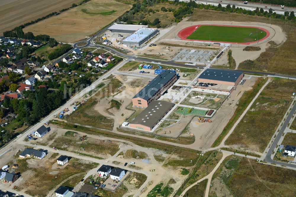 Neuenhagen von oben - Baustelle zum Neubau des Schulgebäudes Schulcampus Gruscheweg in Neuenhagen im Bundesland Brandenburg, Deutschland