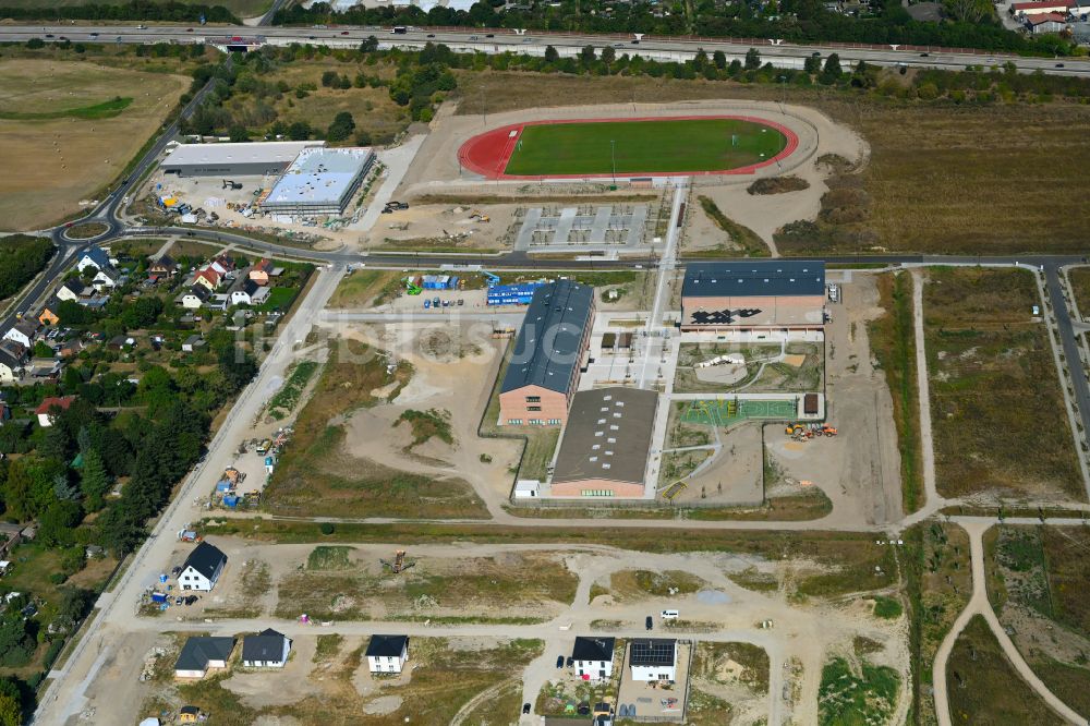 Neuenhagen aus der Vogelperspektive: Baustelle zum Neubau des Schulgebäudes Schulcampus Gruscheweg in Neuenhagen im Bundesland Brandenburg, Deutschland