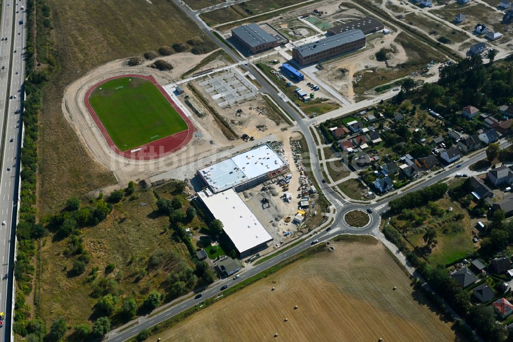 Neuenhagen von oben - Baustelle zum Neubau des Schulgebäudes Schulcampus Gruscheweg in Neuenhagen im Bundesland Brandenburg, Deutschland