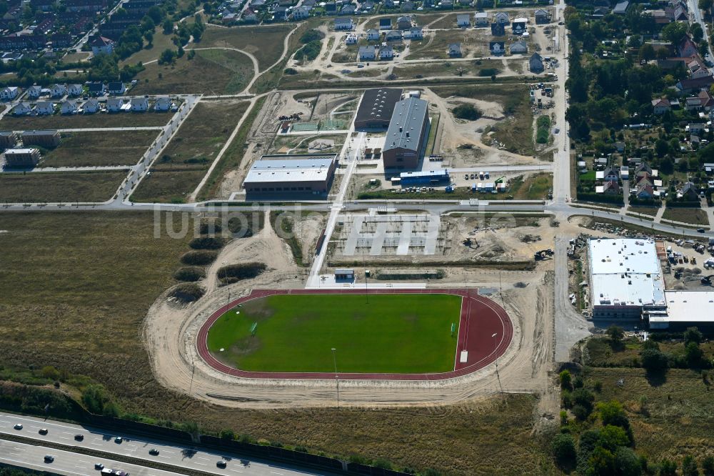 Luftaufnahme Neuenhagen - Baustelle zum Neubau des Schulgebäudes Schulcampus Gruscheweg in Neuenhagen im Bundesland Brandenburg, Deutschland