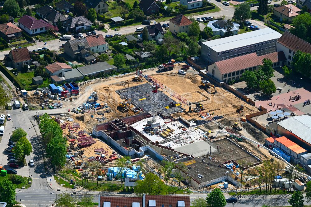 Luftaufnahme Bernau - Baustelle zum Neubau des Schulgebäudes Schule am Kirschgarten in Bernau im Bundesland Brandenburg, Deutschland