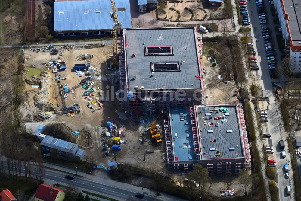 Luftaufnahme Berlin - Baustelle zum Neubau des Schulgebäudes Sekundarschule Wartiner Straße im Ortsteil Neu-Hohenschönhausen in Berlin, Deutschland