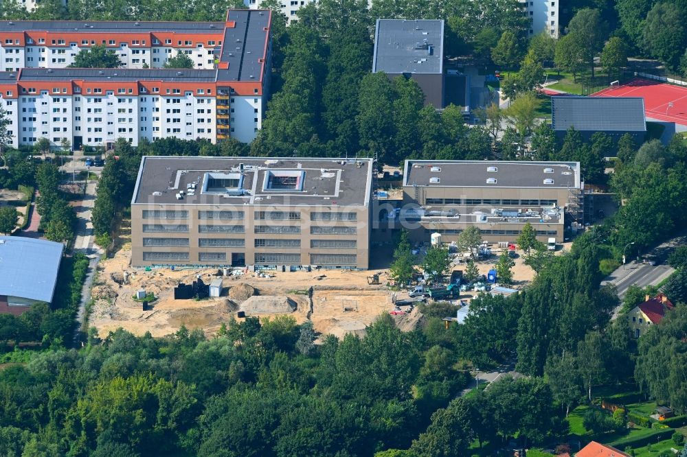 Luftbild Berlin - Baustelle zum Neubau des Schulgebäudes Sekundarschule Wartiner Straße im Ortsteil Neu-Hohenschönhausen in Berlin, Deutschland