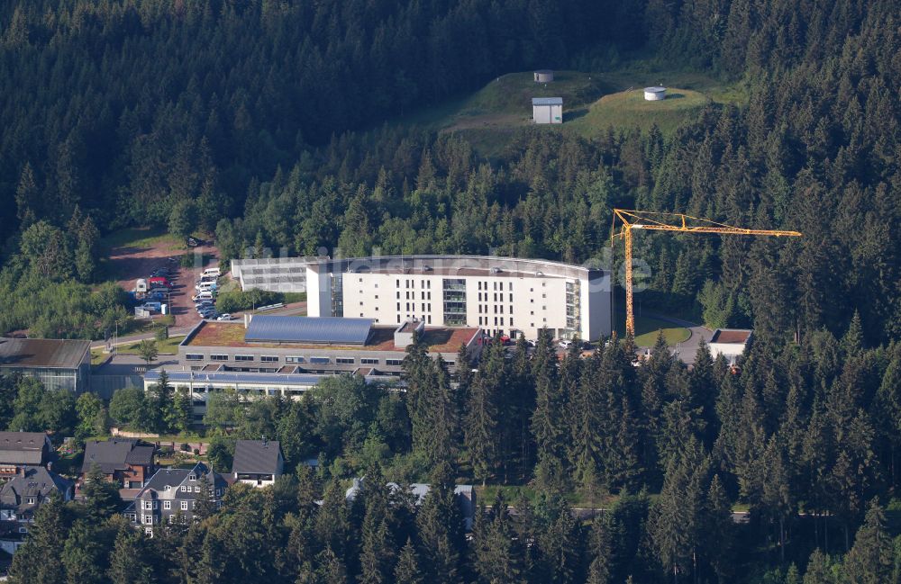 Oberhof von oben - Baustelle zum Neubau des Schulgebäudes Staatliches Sportgymnasium in Oberhof im Bundesland Thüringen, Deutschland