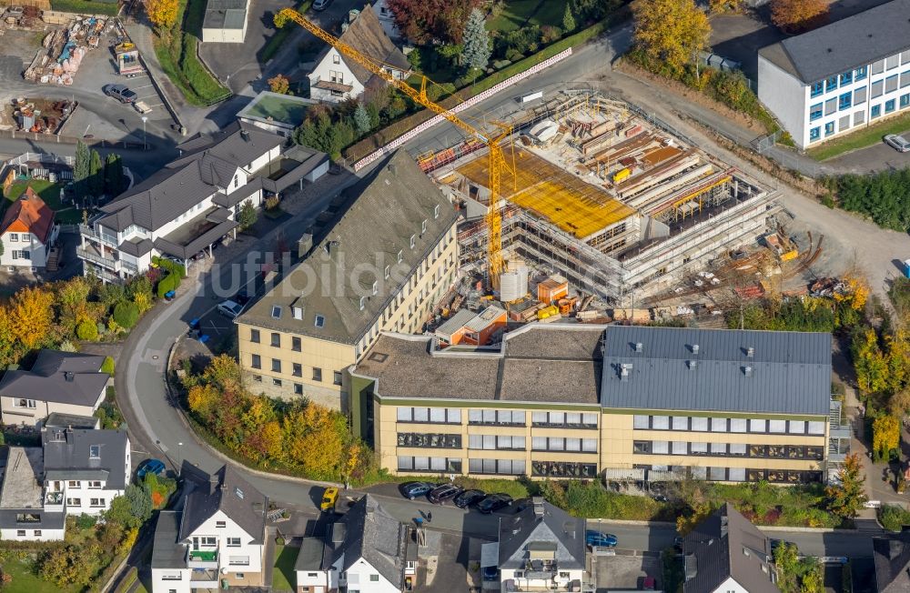 Luftaufnahme Meschede - Baustelle zum Neubau des Schulgebäudes der St. Walburga-Schule in Meschede im Bundesland Nordrhein-Westfalen, Deutschland