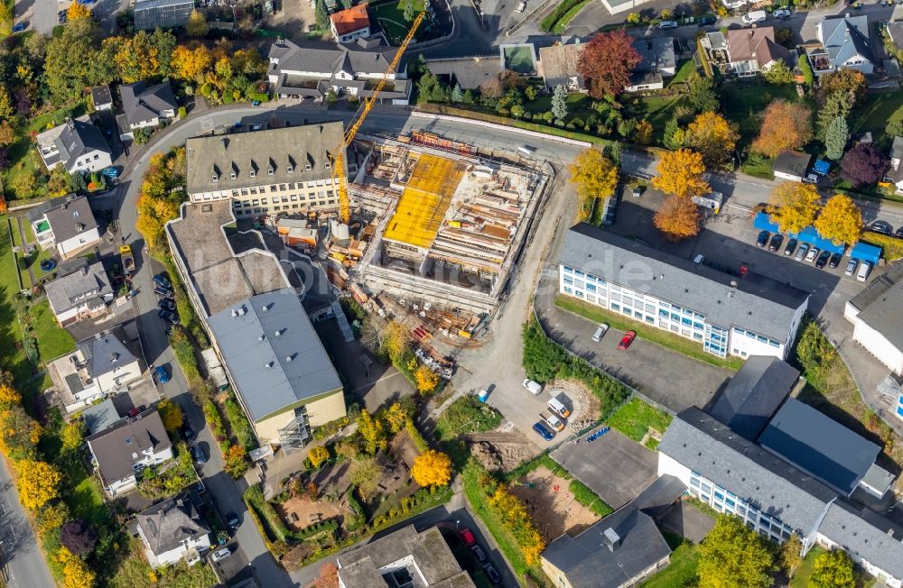 Meschede von oben - Baustelle zum Neubau des Schulgebäudes der St. Walburga-Schule in Meschede im Bundesland Nordrhein-Westfalen, Deutschland