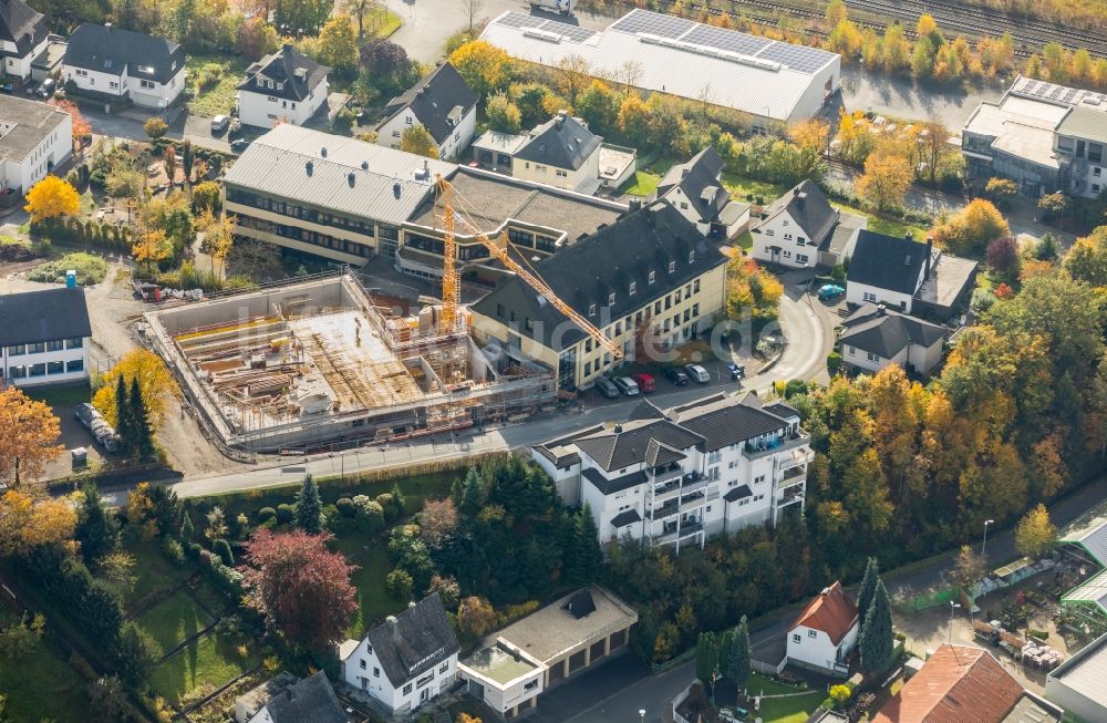 Meschede aus der Vogelperspektive: Baustelle zum Neubau des Schulgebäudes der St. Walburga-Schule in Meschede im Bundesland Nordrhein-Westfalen, Deutschland