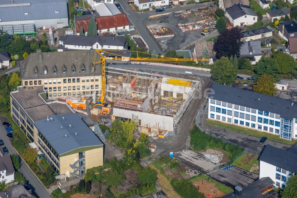 Meschede von oben - Baustelle zum Neubau des Schulgebäudes der St. Walburga-Schule in Meschede im Bundesland Nordrhein-Westfalen, Deutschland