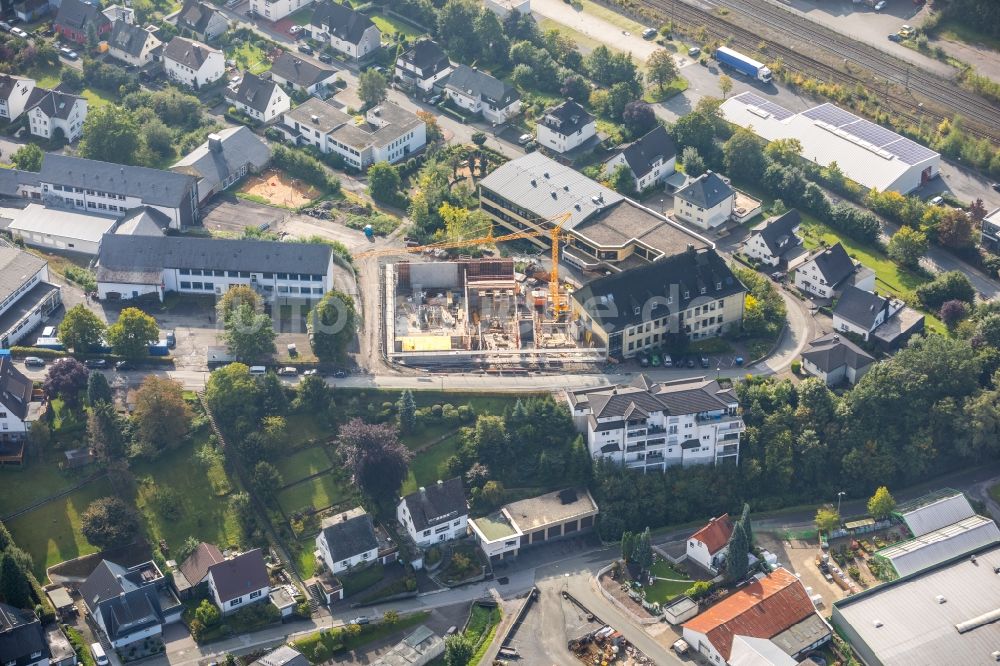 Meschede aus der Vogelperspektive: Baustelle zum Neubau des Schulgebäudes der St. Walburga-Schule in Meschede im Bundesland Nordrhein-Westfalen, Deutschland