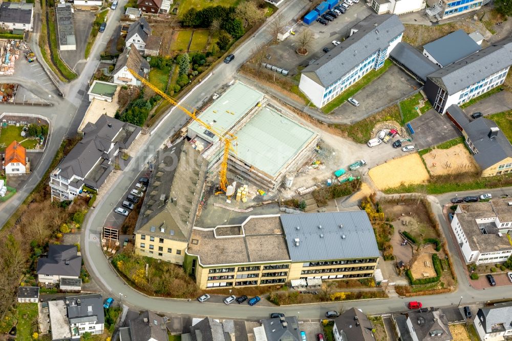 Meschede von oben - Baustelle zum Neubau des Schulgebäudes der St. Walburga-Schule in Meschede im Bundesland Nordrhein-Westfalen, Deutschland