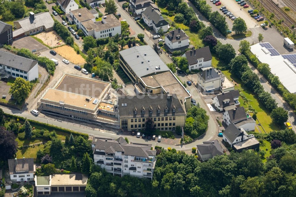 Luftaufnahme Meschede - Baustelle zum Neubau des Schulgebäudes der St. Walburga-Schule in Meschede im Bundesland Nordrhein-Westfalen, Deutschland