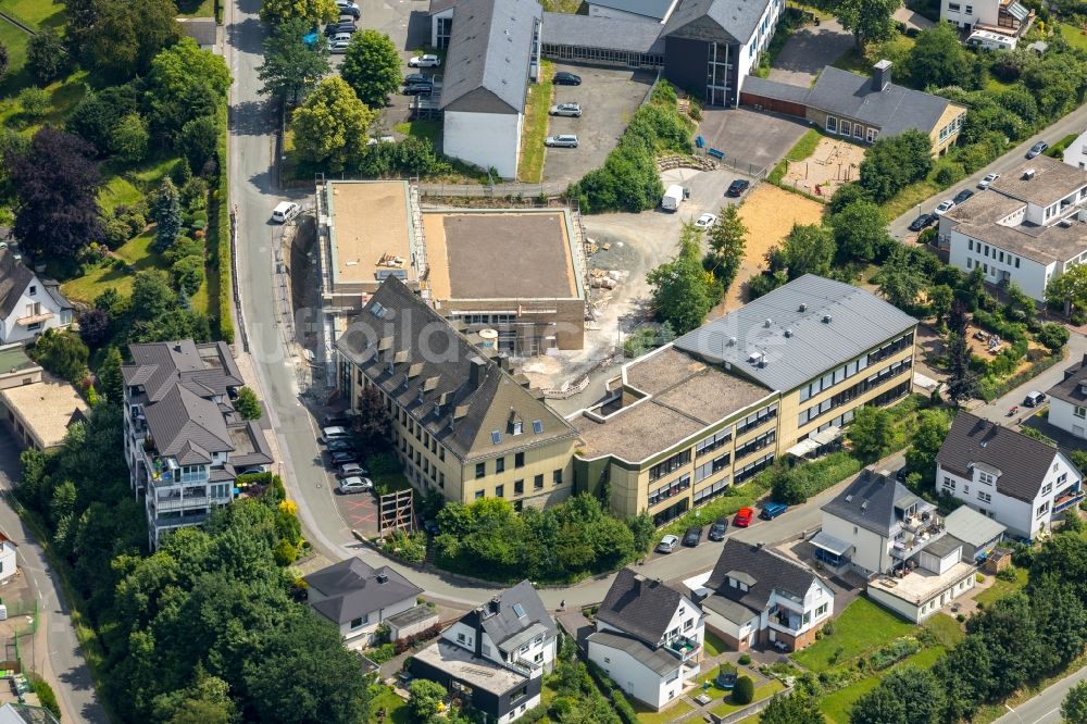 Meschede von oben - Baustelle zum Neubau des Schulgebäudes der St. Walburga-Schule in Meschede im Bundesland Nordrhein-Westfalen, Deutschland