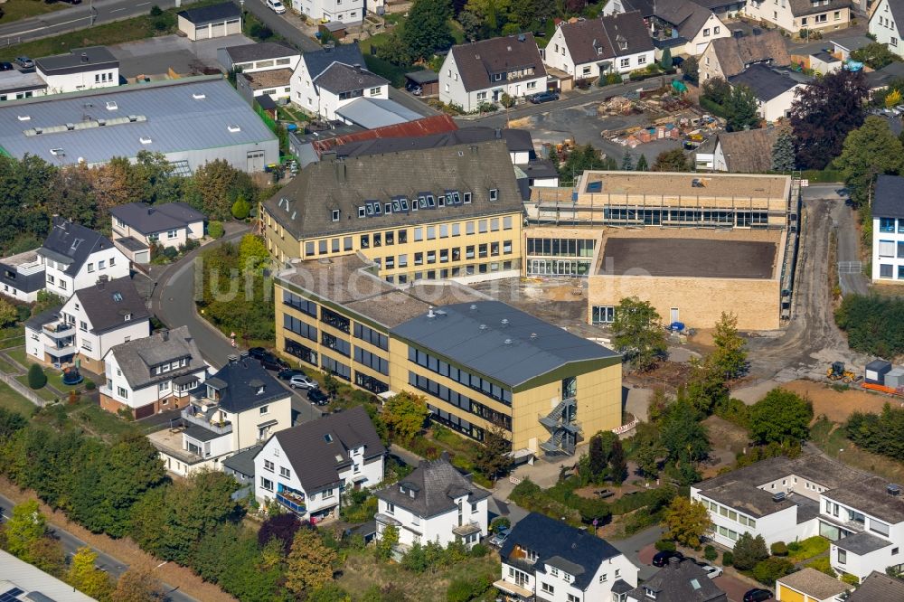 Meschede von oben - Baustelle zum Neubau des Schulgebäudes der St. Walburga-Schule in Meschede im Bundesland Nordrhein-Westfalen, Deutschland