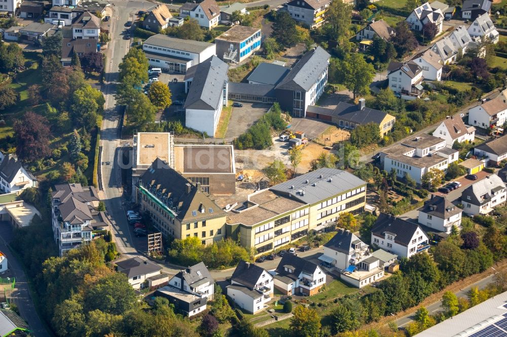 Meschede aus der Vogelperspektive: Baustelle zum Neubau des Schulgebäudes der St. Walburga-Schule in Meschede im Bundesland Nordrhein-Westfalen, Deutschland