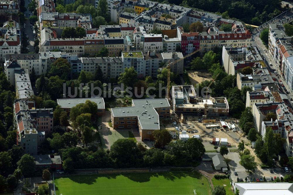 Berlin aus der Vogelperspektive: Baustelle zum Neubau des Schulgebäudes der Waldorfschule in Schöneberg Johannes-Schule Berlin entlang der Monumentenstraße in Berlin, Deutschland