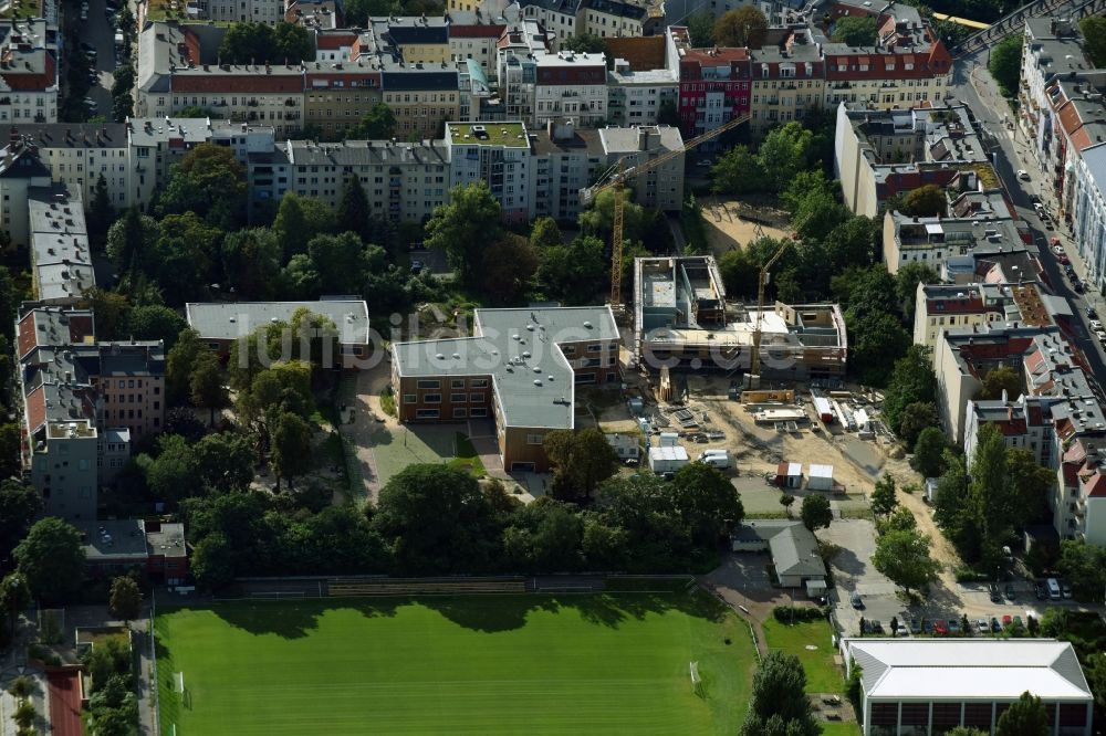 Luftbild Berlin - Baustelle zum Neubau des Schulgebäudes der Waldorfschule in Schöneberg Johannes-Schule Berlin entlang der Monumentenstraße in Berlin, Deutschland