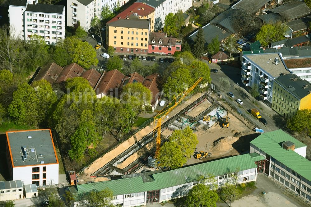 Berlin von oben - Baustelle zum Neubau des Schulgebäudes der Wolfgang-Borchert-Schule an der Blumenstraße im Ortsteil Spandau in Berlin, Deutschland