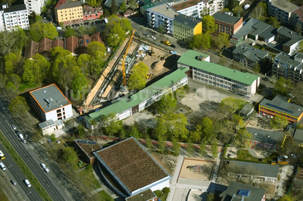 Berlin aus der Vogelperspektive: Baustelle zum Neubau des Schulgebäudes der Wolfgang-Borchert-Schule an der Blumenstraße im Ortsteil Spandau in Berlin, Deutschland