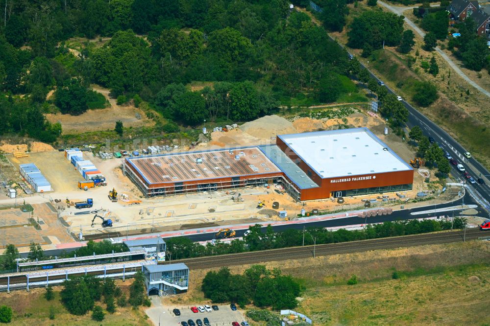 Luftaufnahme Falkensee - Baustelle zum Neubau der Schwimmhalle in Falkensee im Bundesland Brandenburg, Deutschland