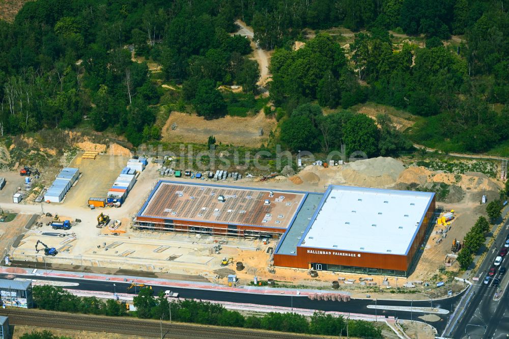 Luftbild Falkensee - Baustelle zum Neubau der Schwimmhalle in Falkensee im Bundesland Brandenburg, Deutschland