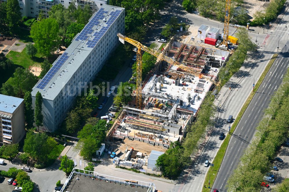 Berlin von oben - Baustelle zum Neubau eines Seniorenzentrums im Ortsteil Hellersdorf in Berlin, Deutschland