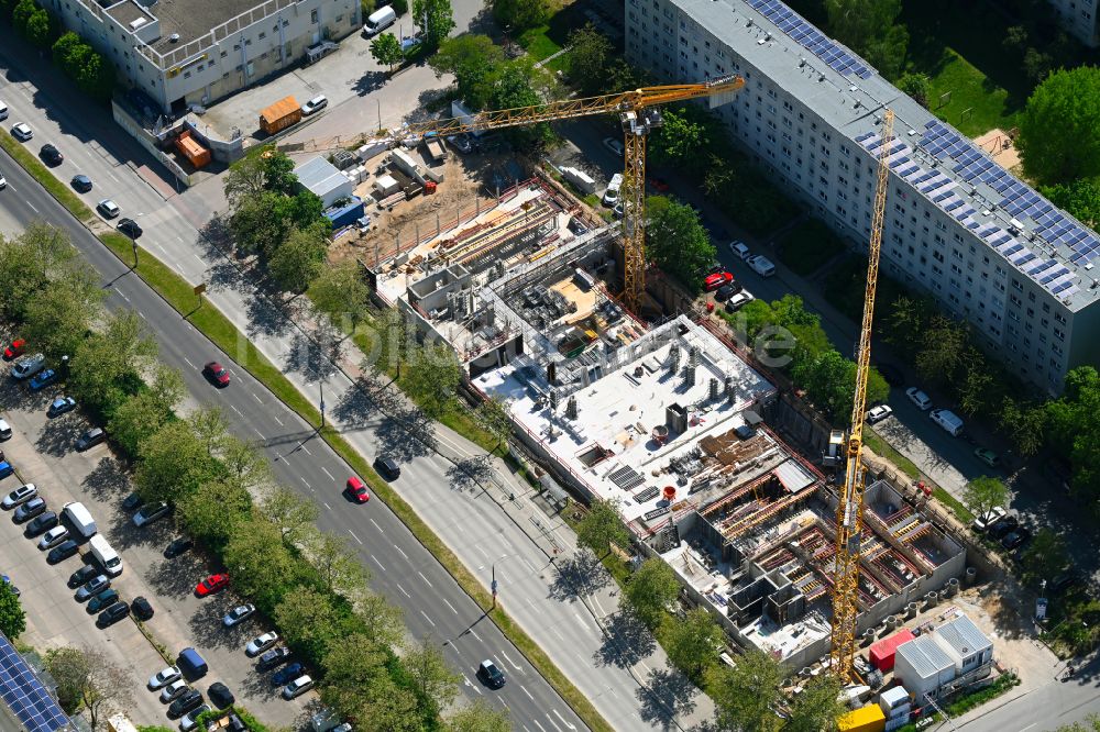 Luftbild Berlin - Baustelle zum Neubau eines Seniorenzentrums im Ortsteil Hellersdorf in Berlin, Deutschland