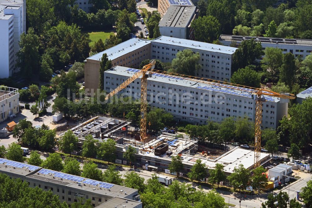 Luftaufnahme Berlin - Baustelle zum Neubau eines Seniorenzentrums im Ortsteil Hellersdorf in Berlin, Deutschland