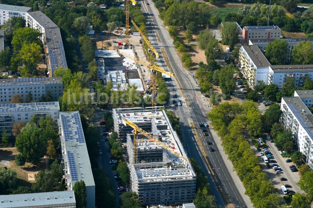 Berlin aus der Vogelperspektive: Baustelle zum Neubau eines Seniorenzentrums im Ortsteil Hellersdorf in Berlin, Deutschland