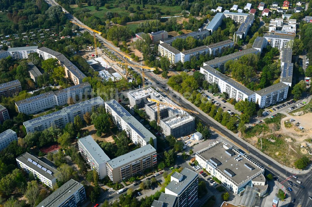 Luftbild Berlin - Baustelle zum Neubau eines Seniorenzentrums im Ortsteil Hellersdorf in Berlin, Deutschland