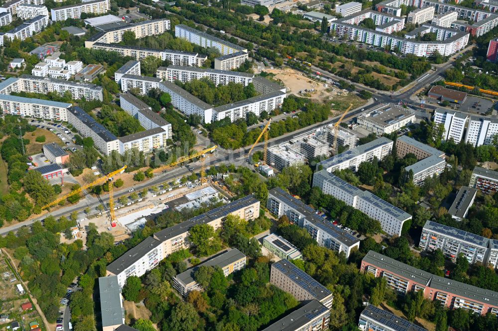 Luftbild Berlin - Baustelle zum Neubau eines Seniorenzentrums im Ortsteil Hellersdorf in Berlin, Deutschland