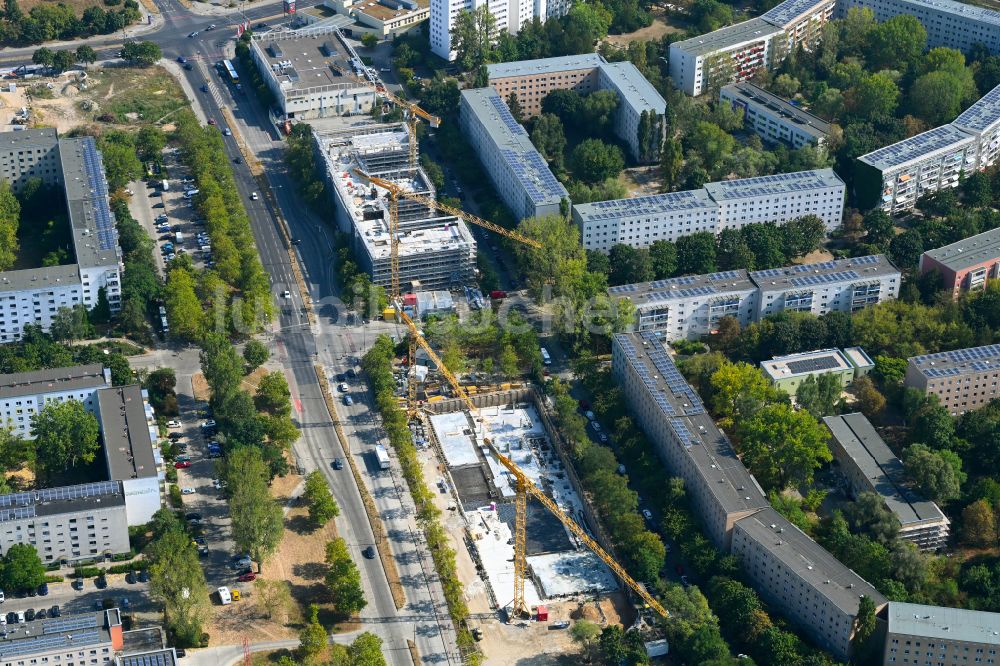 Berlin aus der Vogelperspektive: Baustelle zum Neubau eines Seniorenzentrums im Ortsteil Hellersdorf in Berlin, Deutschland