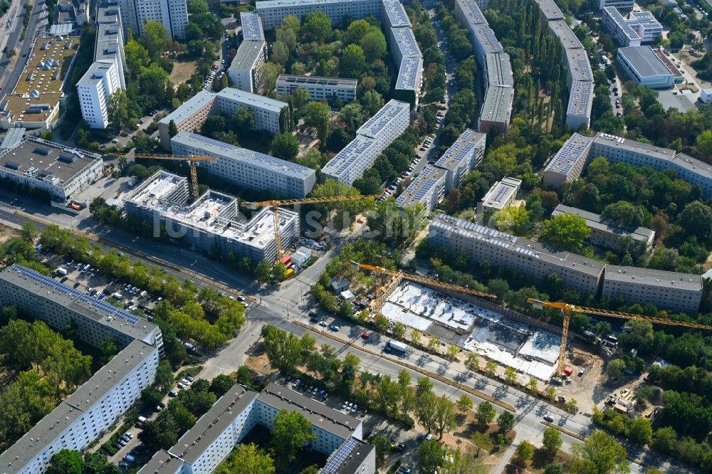 Luftbild Berlin - Baustelle zum Neubau eines Seniorenzentrums im Ortsteil Hellersdorf in Berlin, Deutschland