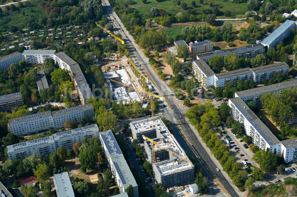 Luftbild Berlin - Baustelle zum Neubau eines Seniorenzentrums im Ortsteil Hellersdorf in Berlin, Deutschland