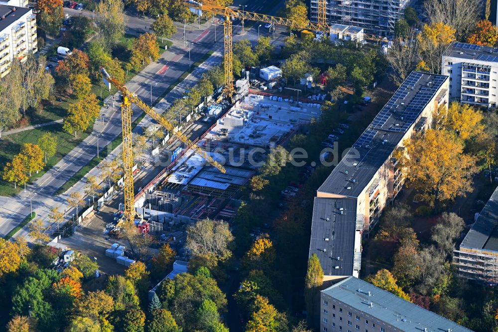 Berlin aus der Vogelperspektive: Baustelle zum Neubau eines Seniorenzentrums im Ortsteil Hellersdorf in Berlin, Deutschland