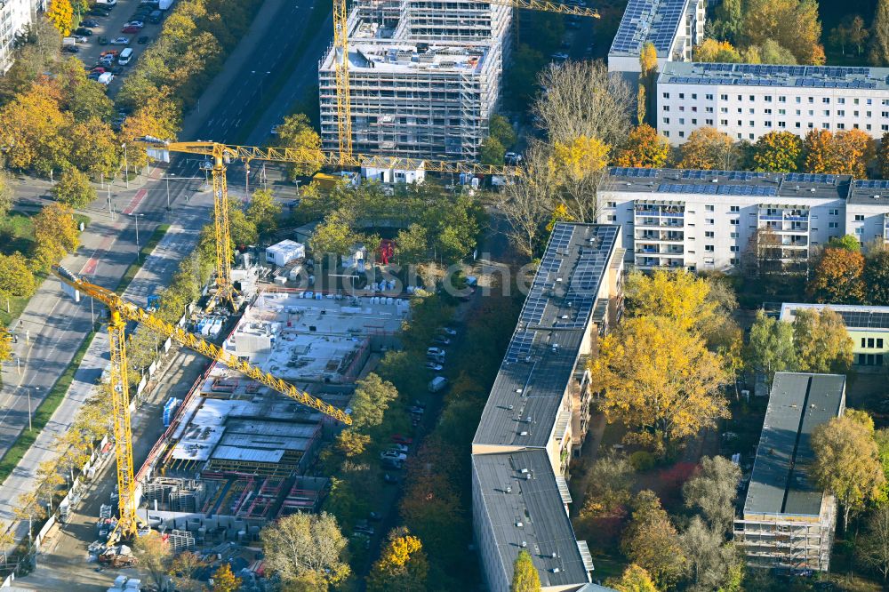 Luftbild Berlin - Baustelle zum Neubau eines Seniorenzentrums im Ortsteil Hellersdorf in Berlin, Deutschland