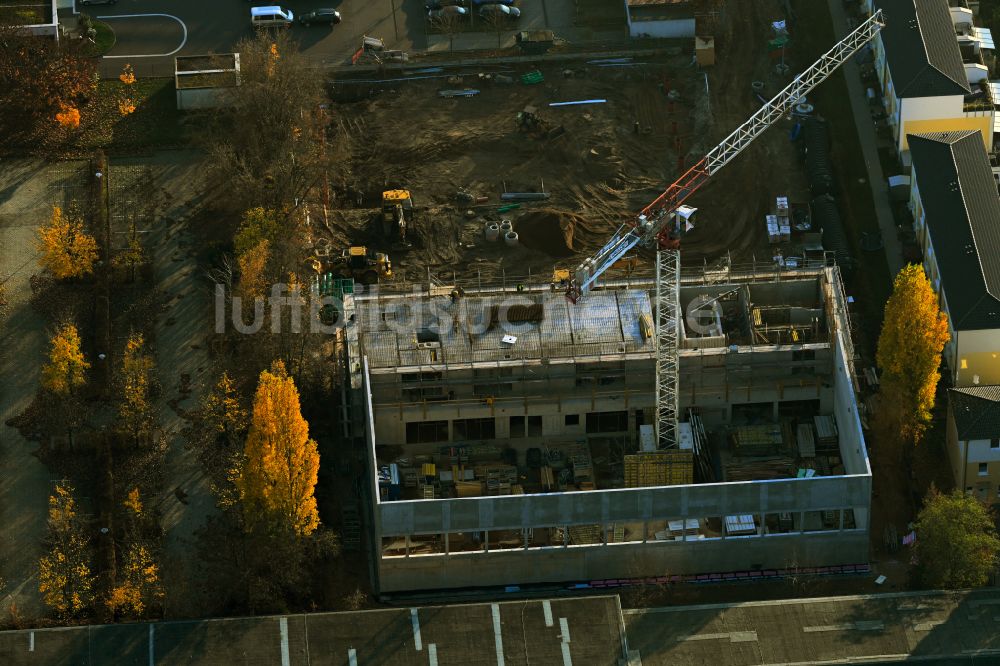 Berlin von oben - Baustelle zum Neubau der Sporthalle Agnethastraße - Björnweg im Ortsteil Hohenschönhausen in Berlin, Deutschland